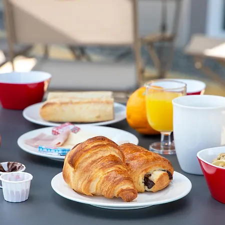 蒙吕松艾斯酒店 3* Saint-Victor-des-Oules