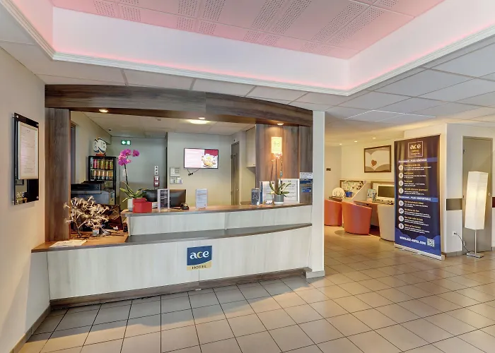Ace Montlucon ホテル 3*